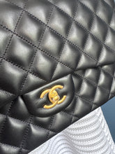 Lade das Bild in den Galerie-Viewer, CHANEL DOUBLE FLAP JUMBO
