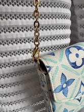 Lade das Bild in den Galerie-Viewer, LOUIS VUITTON FÉLICIE BY THE POOL
