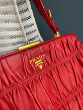 Lade das Bild in den Galerie-Viewer, PRADA NAPPALEDER SHOPPER
