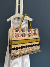 Lade das Bild in den Galerie-Viewer, DIOR TOTE BOOK
