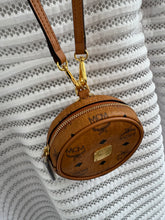 Lade das Bild in den Galerie-Viewer, MCM ROUND COIN POUCH
