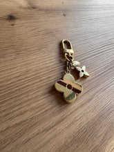 Lade das Bild in den Galerie-Viewer, LOUIS VUITTON TASCHEN/ SCHLÜSSELANHÄNGER
