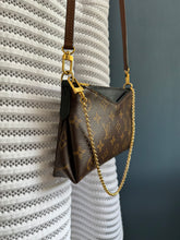 Lade das Bild in den Galerie-Viewer, LOUIS VUITTON PALLAS CLUTCH
