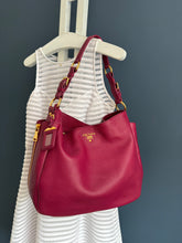 Lade das Bild in den Galerie-Viewer, PRADA VITELLO DAINO BAG
