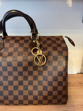 Lade das Bild in den Galerie-Viewer, LOUIS VUITTON SCHLÜSSELANHÄNGER/ TASCHENANHÄNGER
