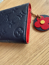 Lade das Bild in den Galerie-Viewer, LOUIS VUITTON EMILIE GELDBÖRSE
