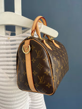 Lade das Bild in den Galerie-Viewer, LOUIS VUITTON SPEEDY 25 MIT SCHULTERRIEMEN
