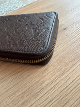 Lade das Bild in den Galerie-Viewer, LOUIS VUITTON ZIPPY EMPREINTE

