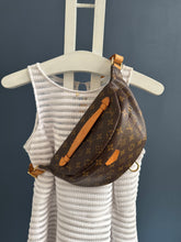 Lade das Bild in den Galerie-Viewer, LOUIS VUITTON BUMBAG
