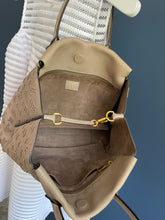 Lade das Bild in den Galerie-Viewer, LOUIS VUITTON VEAU CACHEMIRE W PM GALET
