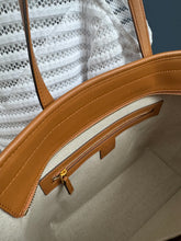 Lade das Bild in den Galerie-Viewer, MCM TONI SHOPPER
