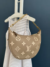 Lade das Bild in den Galerie-Viewer, LOUIS VUITTON LOOP HOBO EMPREINTE
