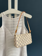 Lade das Bild in den Galerie-Viewer, LOUIS VUITTON POCHETTE ACCESSOIRES AZUR DAMIER
