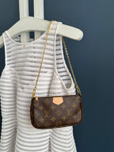 Lade das Bild in den Galerie-Viewer, LOUIS VUITTON MINI POCHETTE
