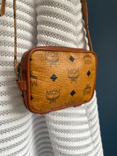 Lade das Bild in den Galerie-Viewer, MCM VINTAGE MINI CROSSBODY
