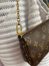 Lade das Bild in den Galerie-Viewer, LOUIS VUITTON MINI POCHETTE
