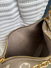 Lade das Bild in den Galerie-Viewer, LOUIS VUITTON LOOP HOBO EMPREINTE
