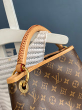 Lade das Bild in den Galerie-Viewer, LOUIS VUITTON ARTSY MM
