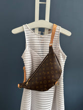 Lade das Bild in den Galerie-Viewer, LOUIS VUITTON BUMBAG
