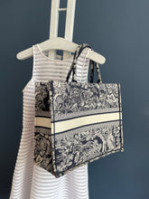 Lade das Bild in den Galerie-Viewer, DIOR BOOK TOTE LARGE
