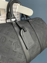 Lade das Bild in den Galerie-Viewer, LOUIS VUITTON KEEPALL 35 MIT SCHULTERRIEMEN
