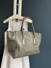 Lade das Bild in den Galerie-Viewer, PRADA BAG
