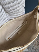 Lade das Bild in den Galerie-Viewer, MCM HIMMEL HOBO BAG
