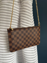 Lade das Bild in den Galerie-Viewer, LOUIS VUITTON CLUTCH
