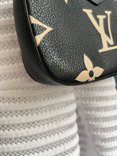 Lade das Bild in den Galerie-Viewer, LOUIS VUITTON MINI POCHETTE BICOLOR
