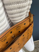 Lade das Bild in den Galerie-Viewer, MCM CLUTCH
