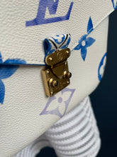 Lade das Bild in den Galerie-Viewer, LOUIS VUITTON MÉTIS BY THE POOL
