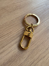 Lade das Bild in den Galerie-Viewer, LOUIS VUITTON ANHÄNGER
