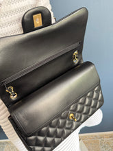 Lade das Bild in den Galerie-Viewer, CHANEL DOUBLE FLAP JUMBO
