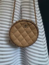 Lade das Bild in den Galerie-Viewer, CHANEL ROUND CLUTCH
