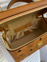 Lade das Bild in den Galerie-Viewer, MCM KOSMETIK CROSSBODYBAG
