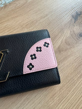 Lade das Bild in den Galerie-Viewer, LOUIS VUITTON CAPUCINES GELDBÖRSE
