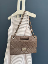 Lade das Bild in den Galerie-Viewer, CHANEL 2.55 DOUBLE FLAP
