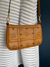 Lade das Bild in den Galerie-Viewer, MCM AREN BAG
