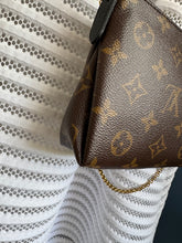 Lade das Bild in den Galerie-Viewer, LOUIS VUITTON PALLAS CLUTCH
