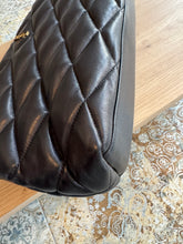 Lade das Bild in den Galerie-Viewer, YSL SADE PUFFER CLUTCH

