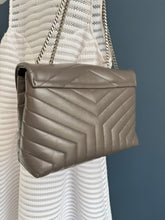 Lade das Bild in den Galerie-Viewer, YSL LOULOU MEDIUM
