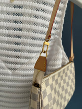 Lade das Bild in den Galerie-Viewer, LOUIS VUITTON POCHETTE ACCESSOIRES AZUR DAMIER
