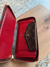 Lade das Bild in den Galerie-Viewer, LOUIS VUITTON RETIRO DAILY ZIPPY
