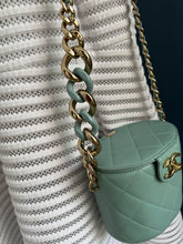Lade das Bild in den Galerie-Viewer, CHANEL VANITY CASE
