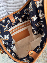 Lade das Bild in den Galerie-Viewer, LOUIS VUITTON BULLES MM
