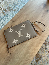 Lade das Bild in den Galerie-Viewer, LOUIS VUITTON CLUTCH EMPREINTE
