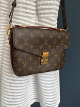 Lade das Bild in den Galerie-Viewer, LOUIS VUITTON MÉTIS

