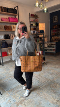 Lade das Bild in den Galerie-Viewer, MCM LIZ SHOPPER MEDIUM
