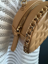 Lade das Bild in den Galerie-Viewer, CHANEL ROUND CLUTCH
