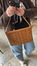 Lade das Bild in den Galerie-Viewer, MCM CLUTCH
